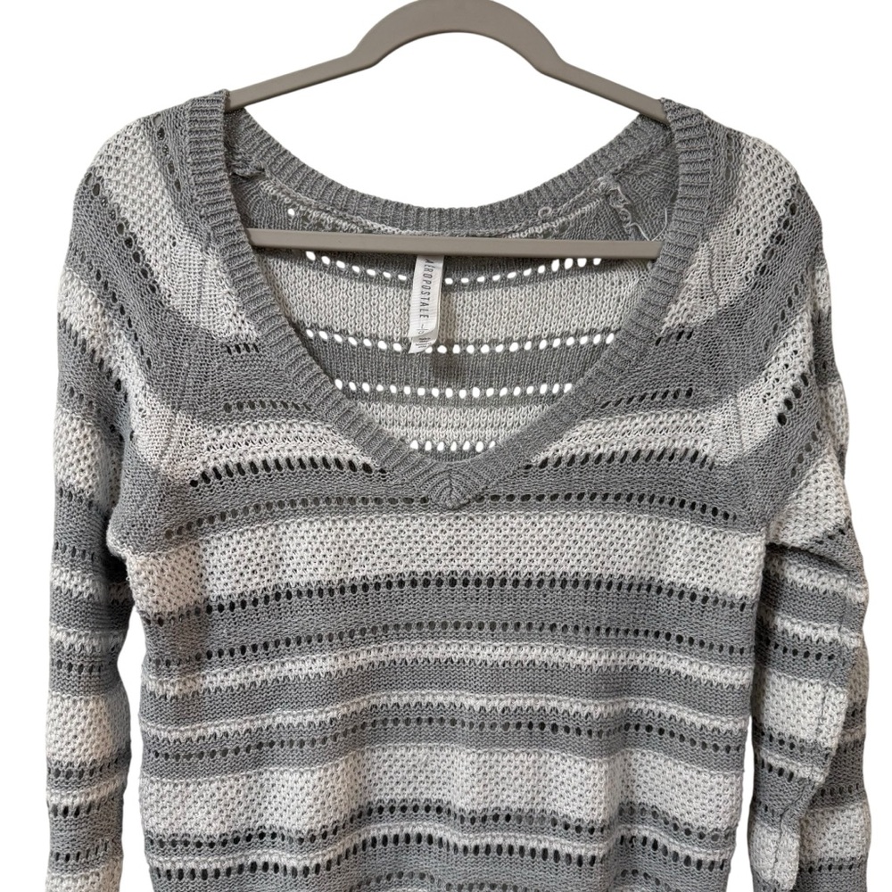 Aeropostale open knit Gray and White striped V-Neck Sweater LARGE casual